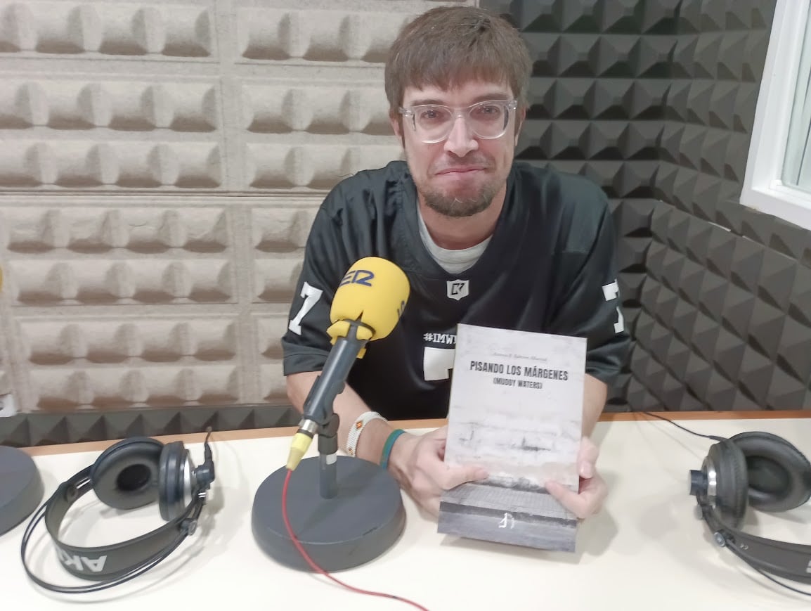 El autor con su obra / Radio Morón