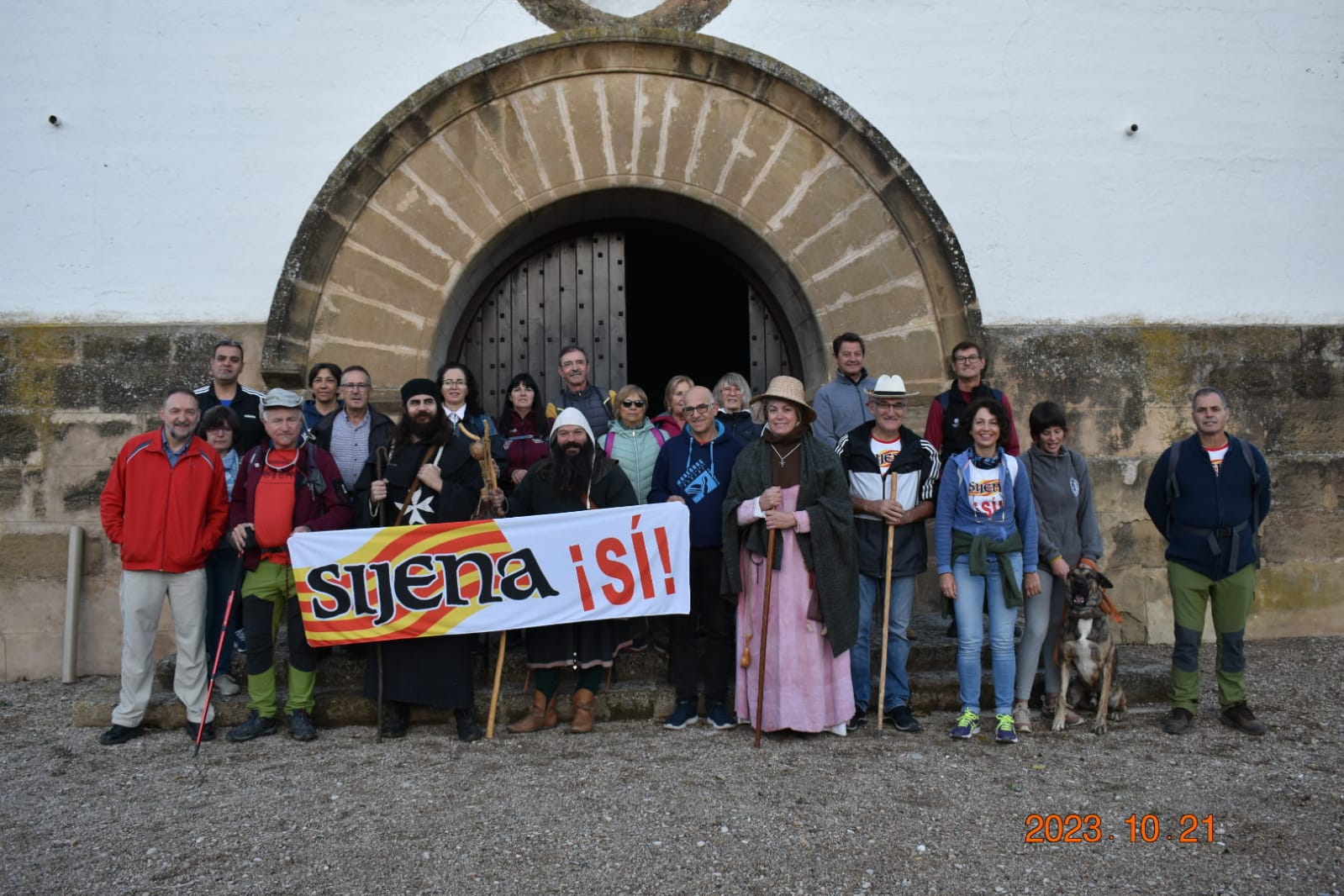 Algunos de los participantes en la jornada Sijena Viva antes de iniciar la Romería