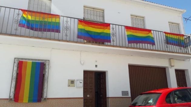 Balcones del municipio llenos de banderas