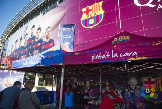 Las &#039;fan zone&#039; de los estadios se llenan de niños