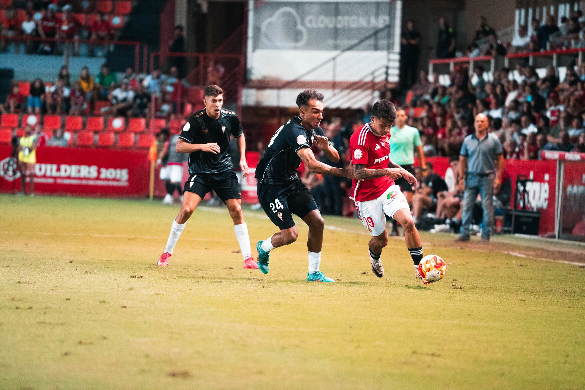 Óscar Castro frente al Nástic