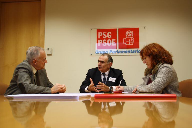 El doctor Evaristo Varo durante la reunión con los diputados del PSdeG