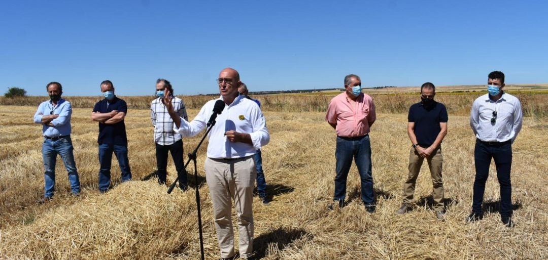 El consejero de Agricultura, Jesús Julio Carnero, durante la presentación de la cosecha de cereal 2020.