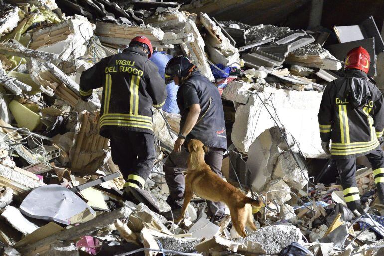 Los bomberos trabajan en la búsqueda de supervivientes entre los escombros de un edificio derrumbado en Amatrice, centro de Italia, hoy, 25 de agosto de 2016. Al menos 247 personas han fallecido en el terremoto de 6 grados de magnitud de la escala Richter