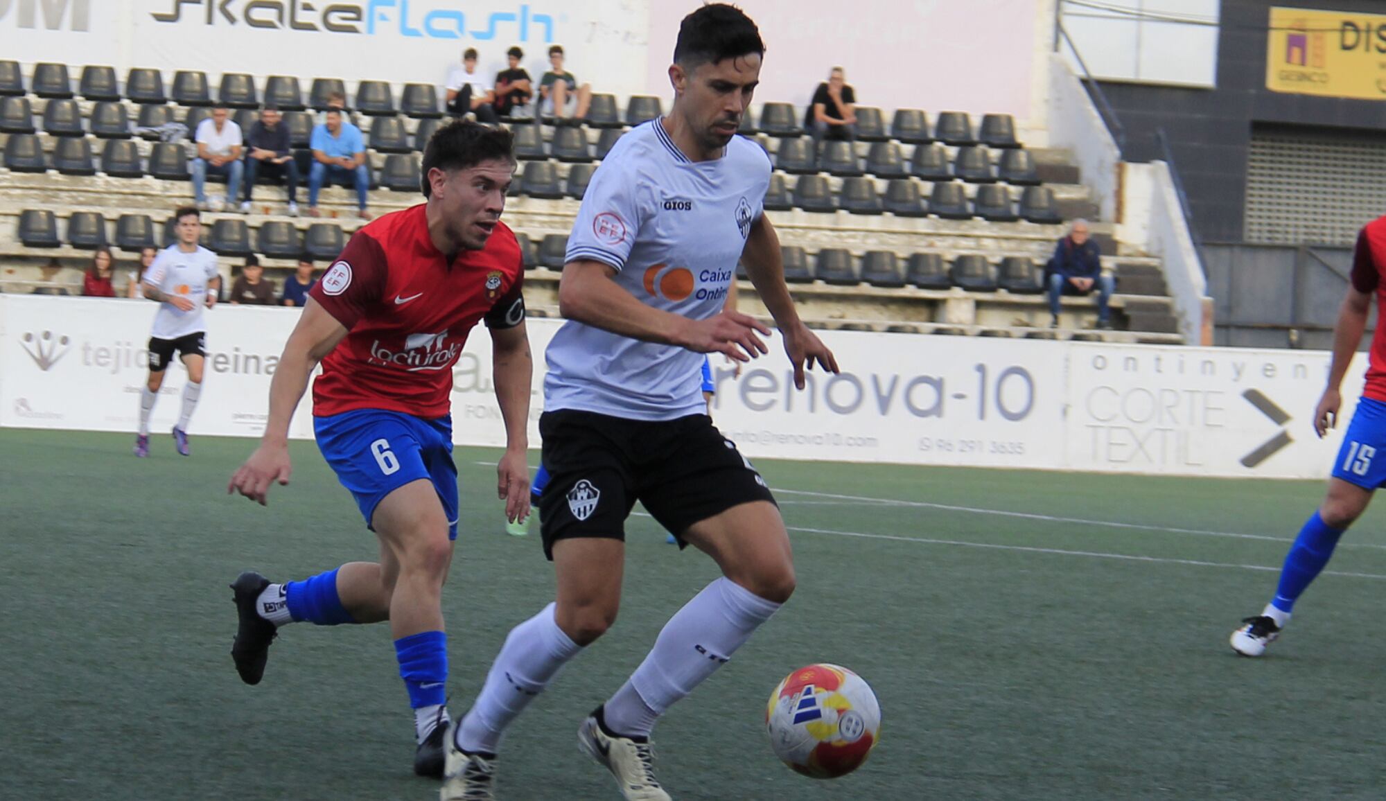 Una de las acciones del encuentro entre el Ontinyent 1931 y el CD Utiel en el partido de la primera vuelta