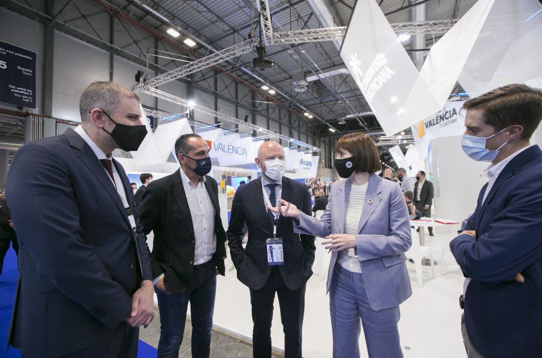 Representantes de La Vuelta visitan el stand de Gandia en Fitur