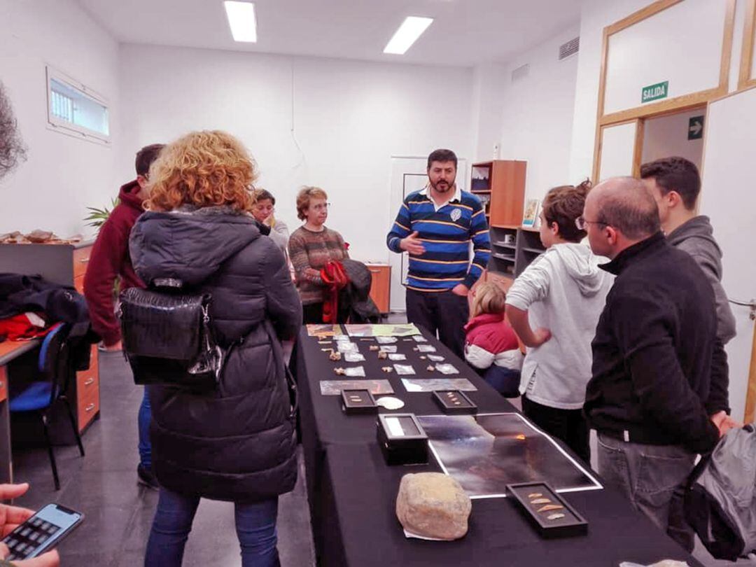 Marco Antonio Bernal, en el centro, director de PaleoMágina, explica los contenidos a un grupo de visitantes