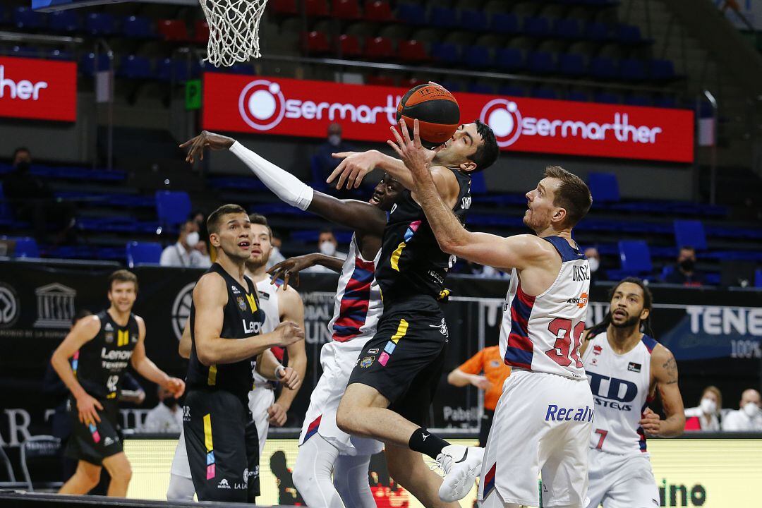 Shermadini trata de controlar un balón en presencia de Dragic