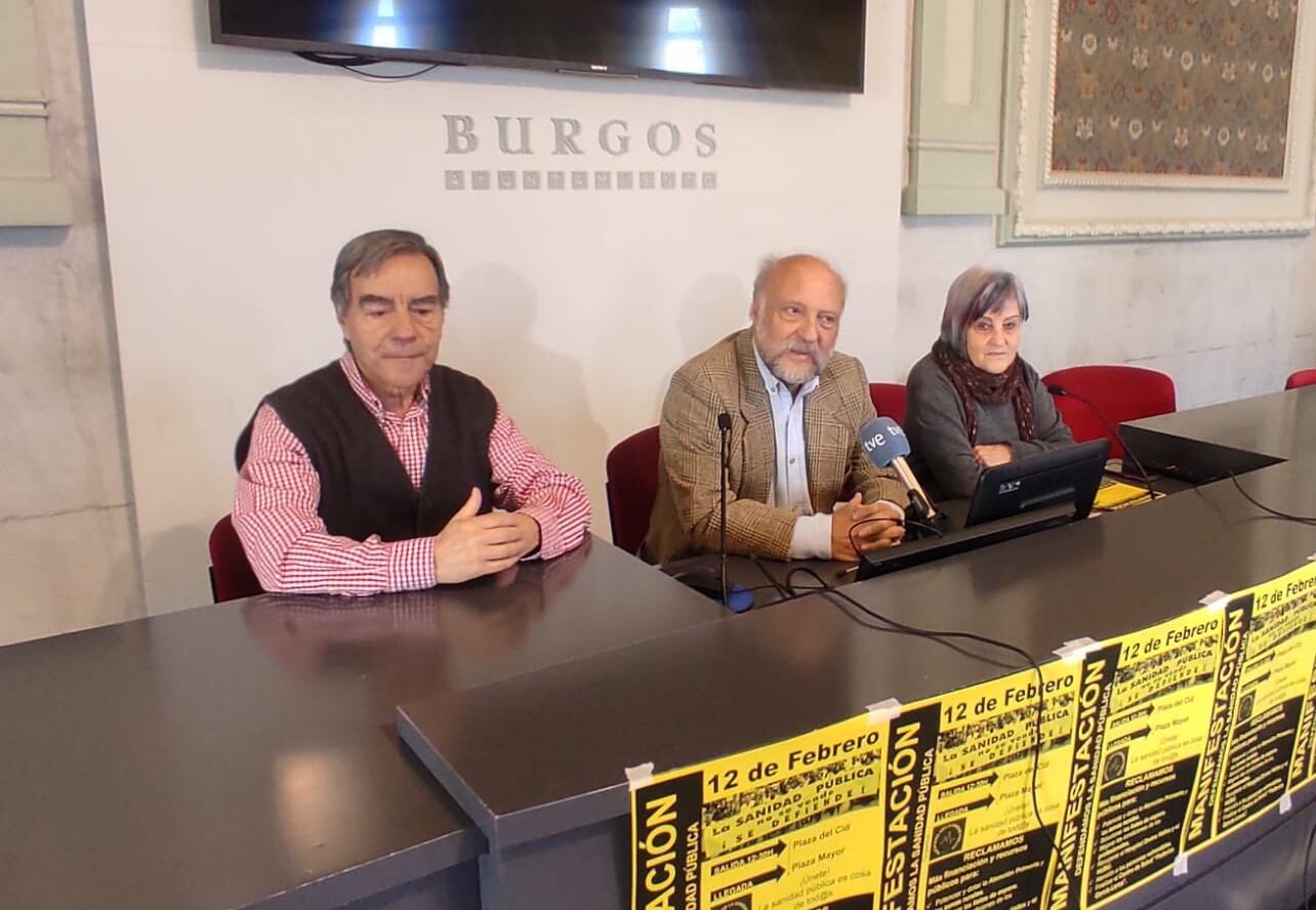 Portavoces de la Plataforma por la Sanidad Pública de Burgos. De izquierda a derecha, Francisco Pérez, el doctor Juan Antonio Ayllón y Raquel Alonso. / Foto: Radio Castilla