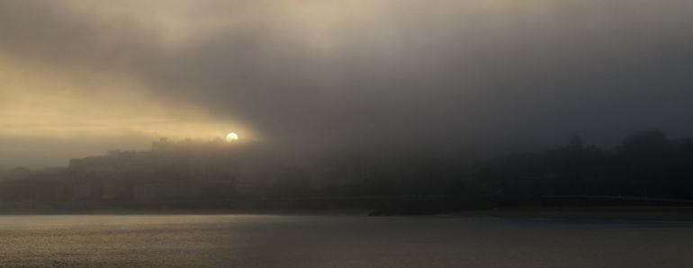 Vista de las playas de Ondarreta y La Concha, bajo una bruma al amanecer.
