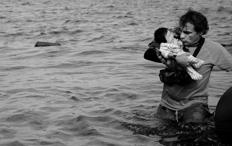 Oscar Camps en un momento de un rescate de la Isla de Lesbos