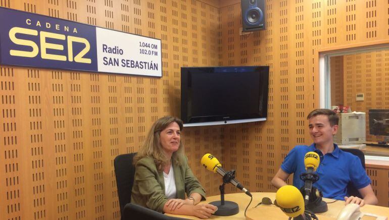 Pablo Polzer y su madre, Leire Lekuona, en el programa Hoy por Hoy San Sebastián.