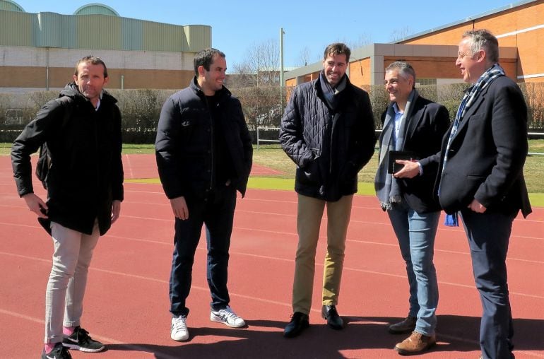 Chapado, en el centro, durante su visita a las instalaciones deportivas de la ULE