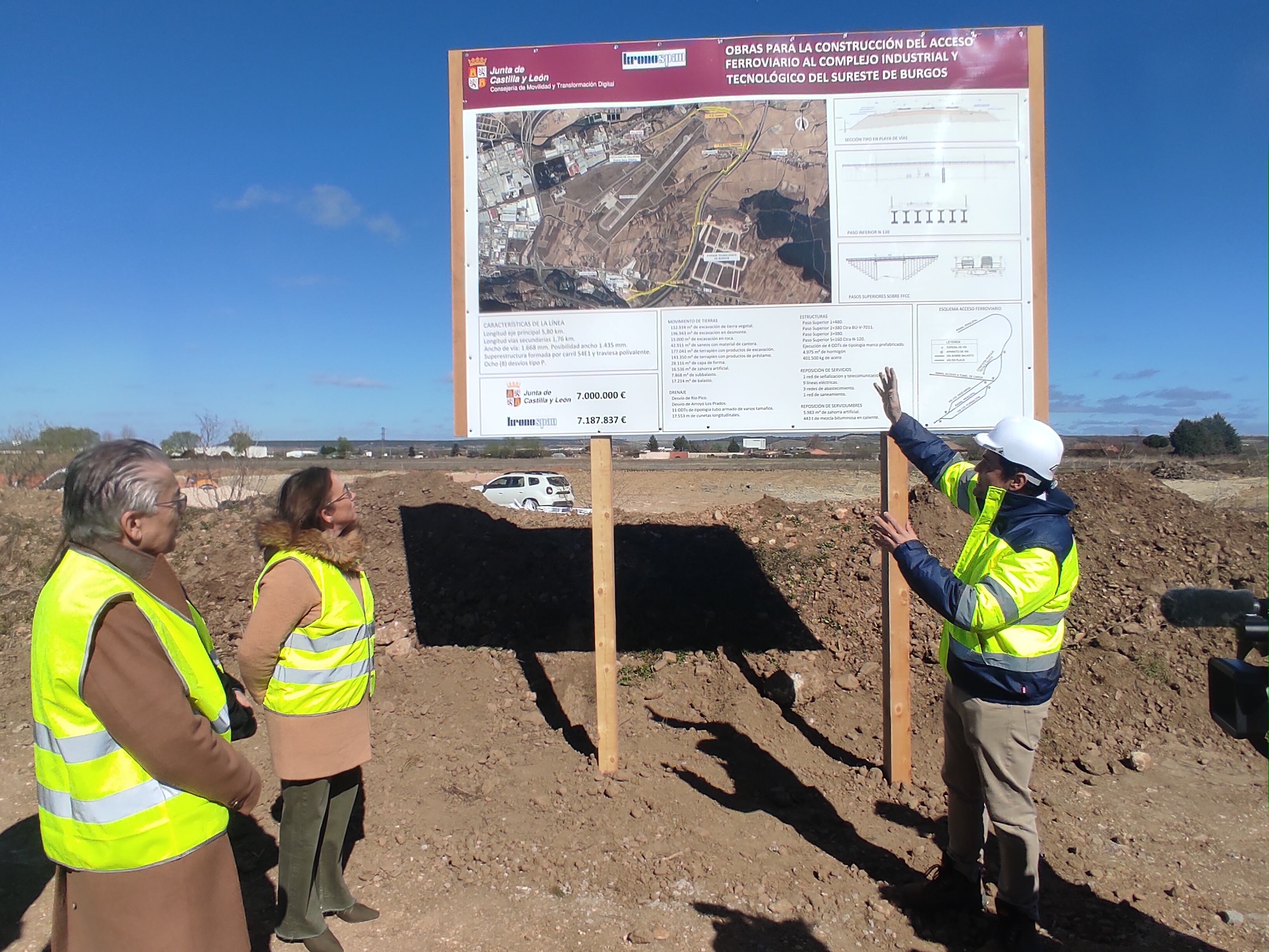 La consejera de Movilidad y Transformación Digital, María González Corral, atenta a las explicaciones del director de la obra. / Foto: Radio Castilla