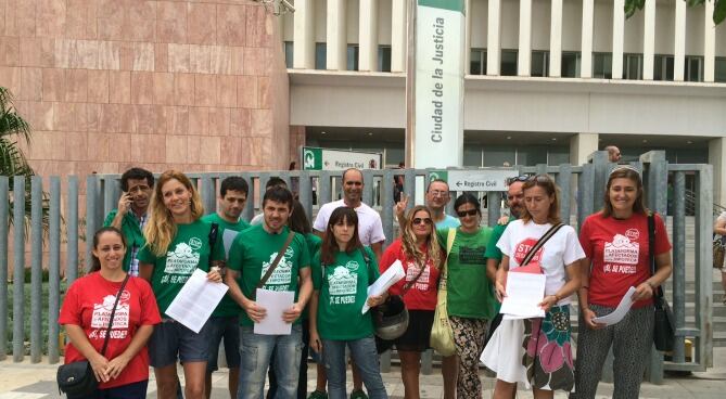 Miembros de la Plataforma de afectados por la hipoteca se concentran frente a la Ciudad de la Justicia