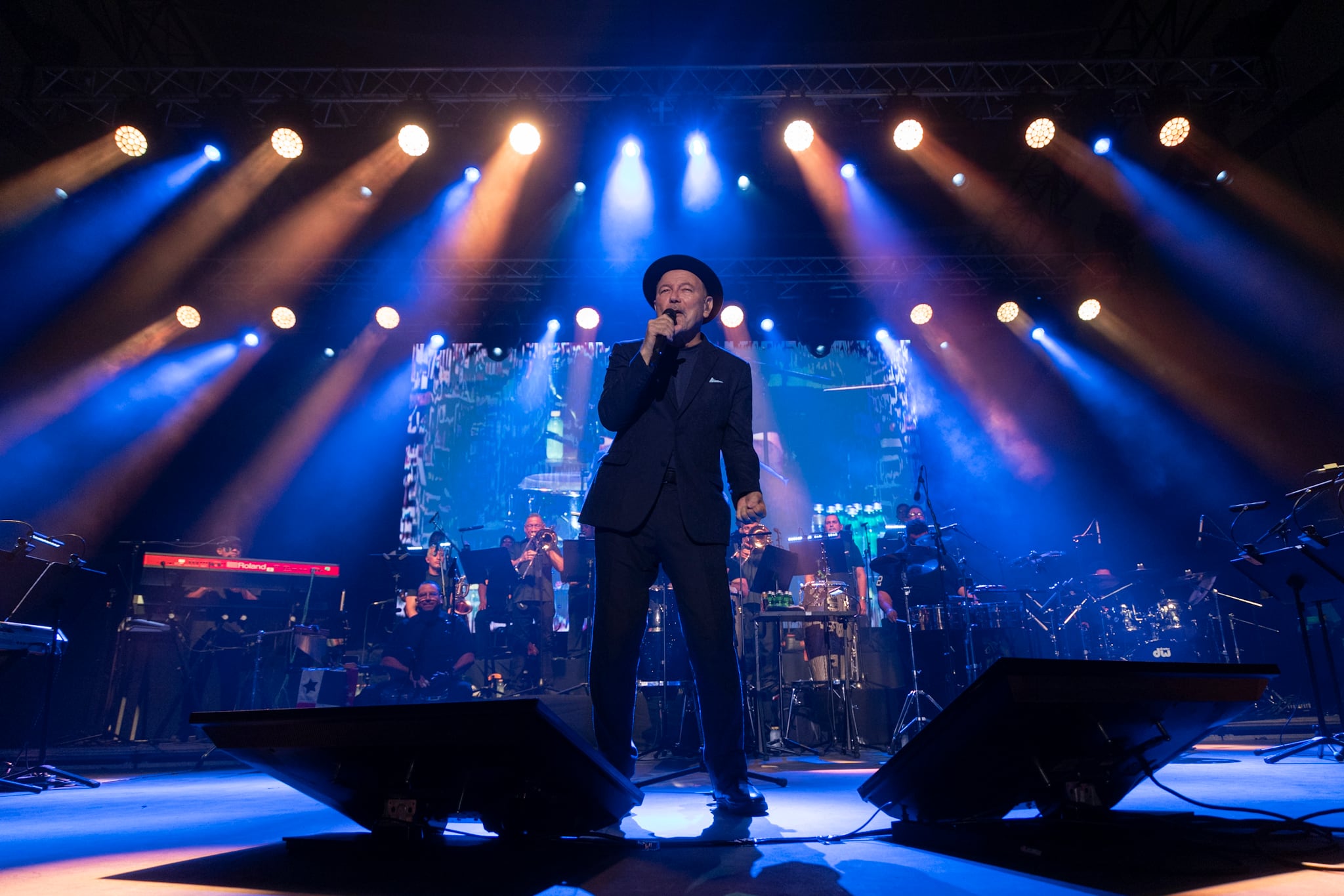 Rubén Blades recibe el premio del festival La Mar de Músicas y lo agradece con un concierto memorable.