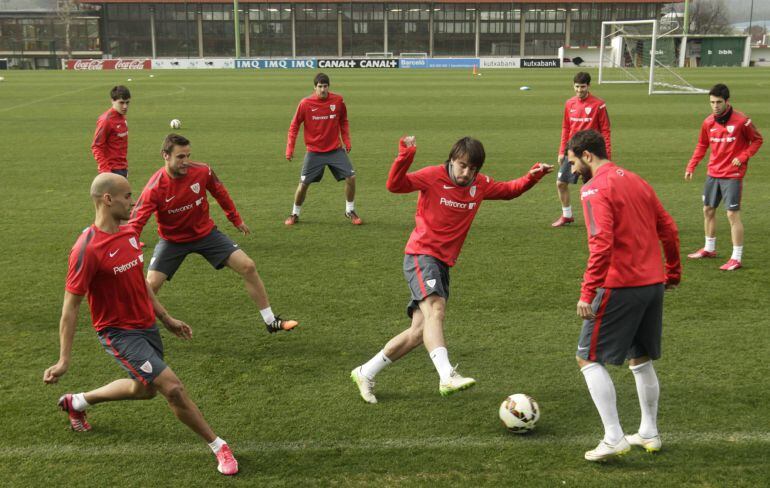 GRA050. LEZAMA (BIZKAIA), 19/03/2015.- Los jugadores del Athletic Club de Bilbao, durante el entrenamiento esta mañana en las instalaciones deportivas de Lezama. EFE/Alfredo Aldai