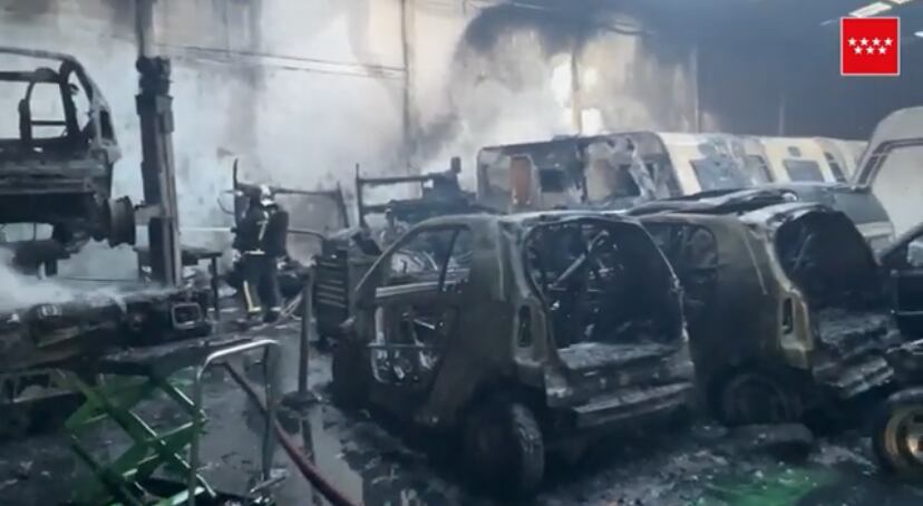 Seis dotaciones de Bomberos de la Comunidad de Madrid han trabajado para controlar las llamas en una nave de autocaravanas