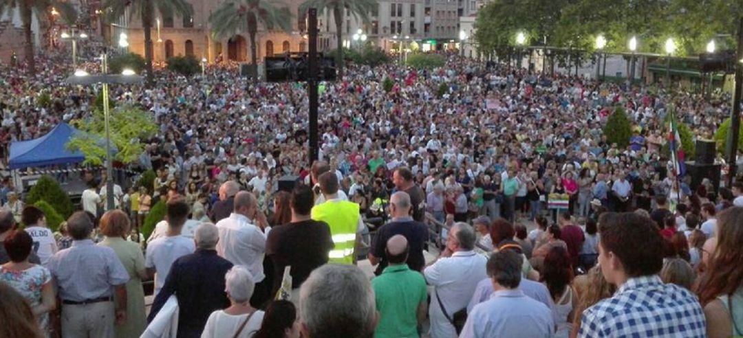 Manifestación organizada en Linares por Todos a una por Linares.