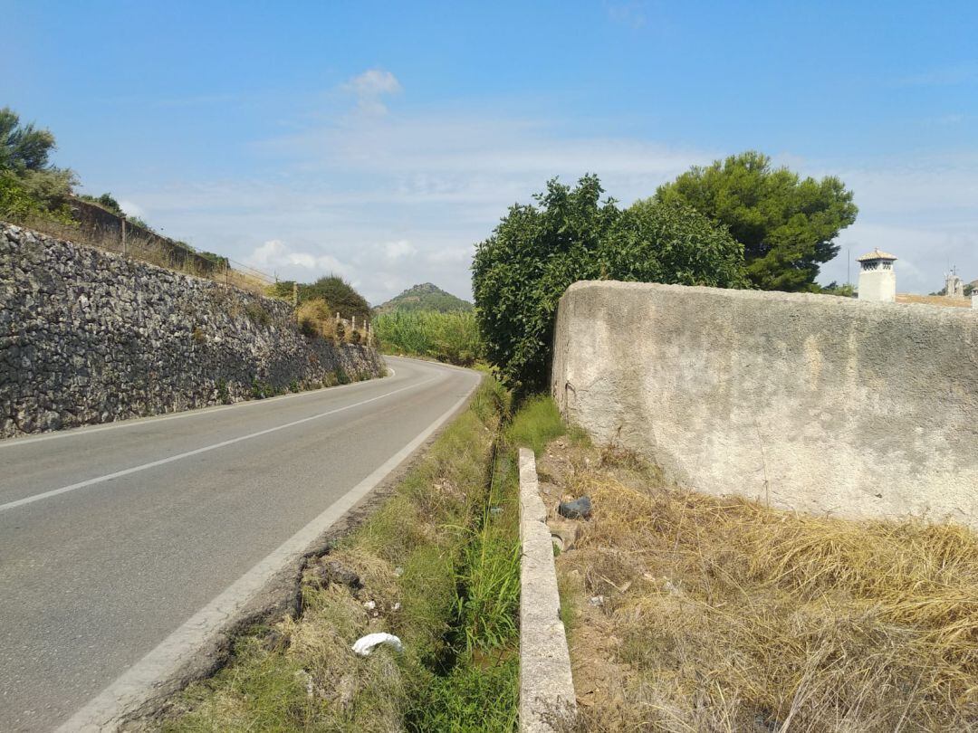 Una de las peligrosas curvas entre La Font y Oliva