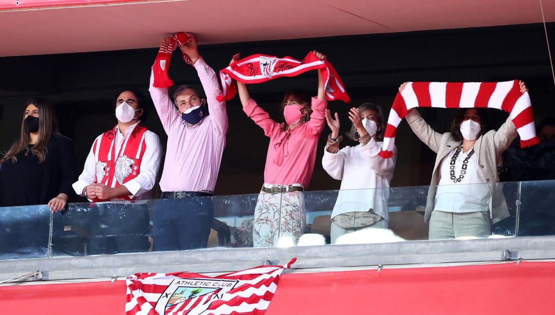 Familiares de la plantilla del Athletic Club en las gradas del estadio de La Cartuja de Sevilla