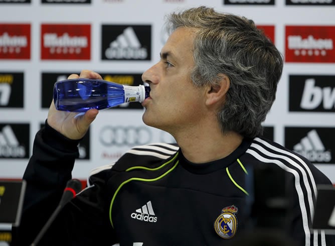 El técnico del Real Madrid, José Mourinho, durante la rueda de prensa que ha ofrecido tras el entrenamiento que realizó la plantilla blanca en la ciudad deportiva de Valdebebas, previo al partido de liga