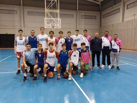 Jugadores del Xerez CD de Baloncesto en el pabellón de San José del Valle