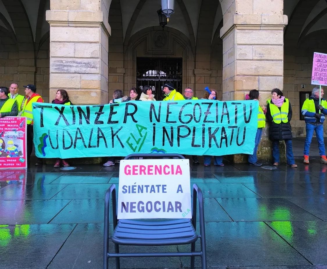 Concentración de la plantilla de Txingudiko Zerbitzuak en la plaza San Juan de Irun (foto: Komite Txingudiko Zerbitzuak)