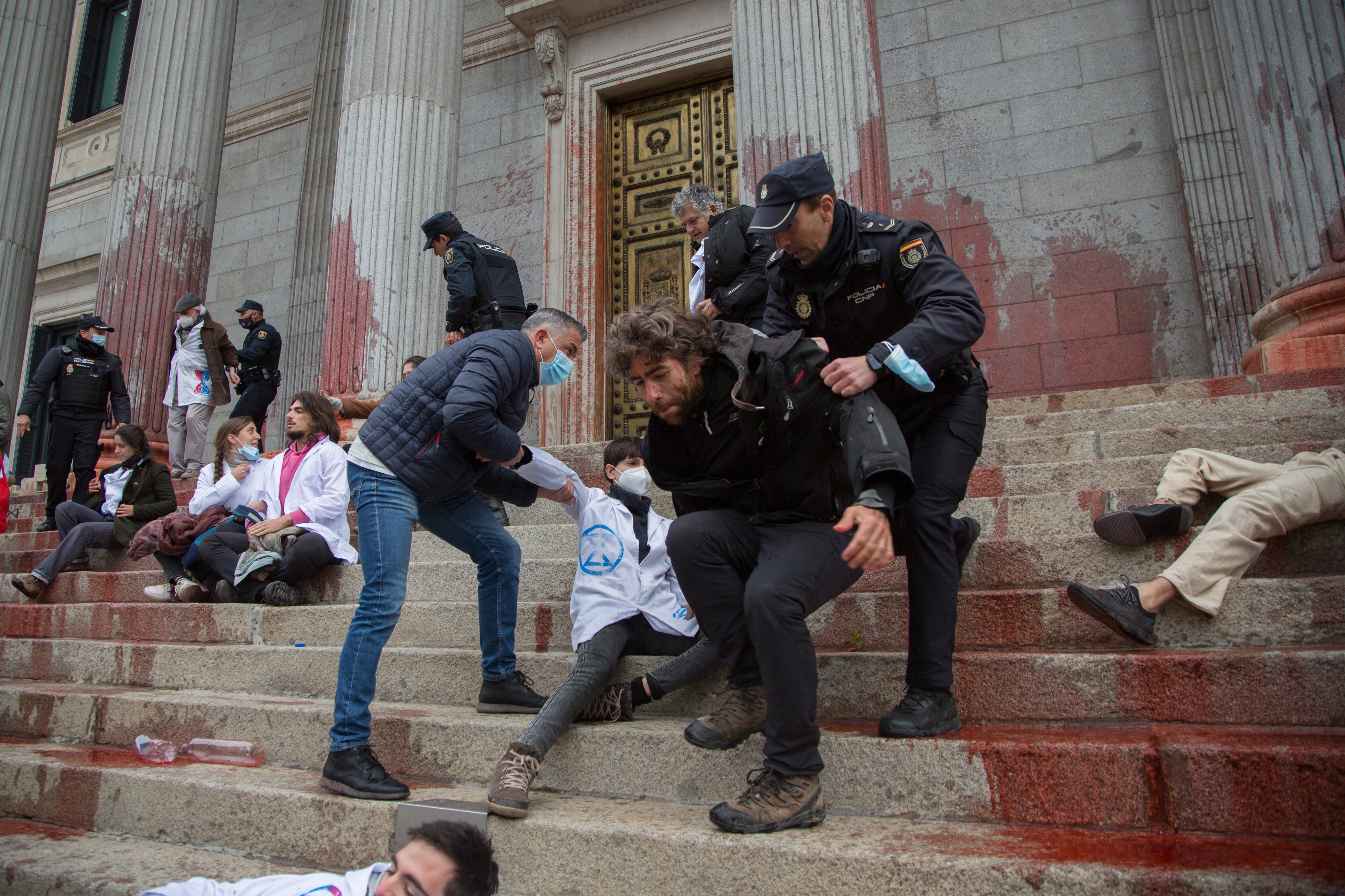 Activistas de Extinction Rebellion lanzan pintura contra el Congreso de los Diputados en Madrid el 6 de abril