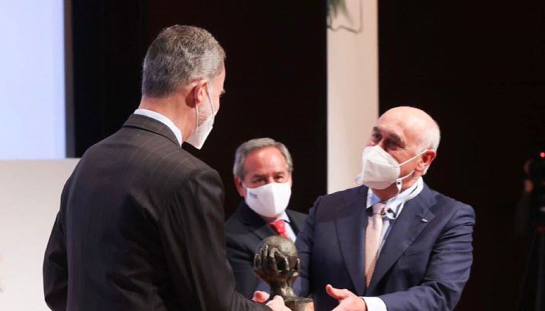 El Rey Felipe VI y el presidente de TSD, Antonio Ramirez, recogiendo el premio CEPYME 2021