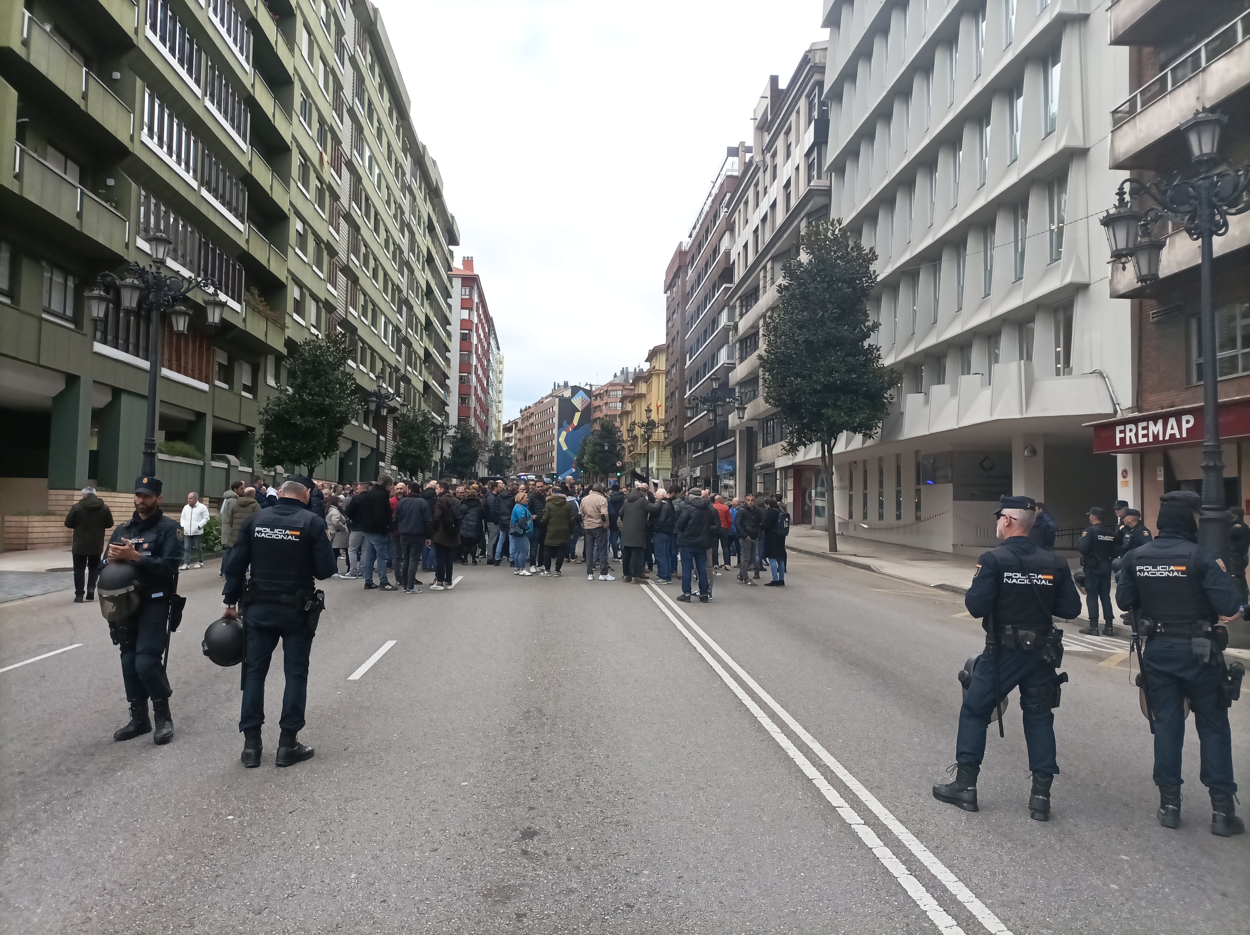 Los trabajadores de Hunosa se manifiestan frente a la sede de la empresa en Oviedo