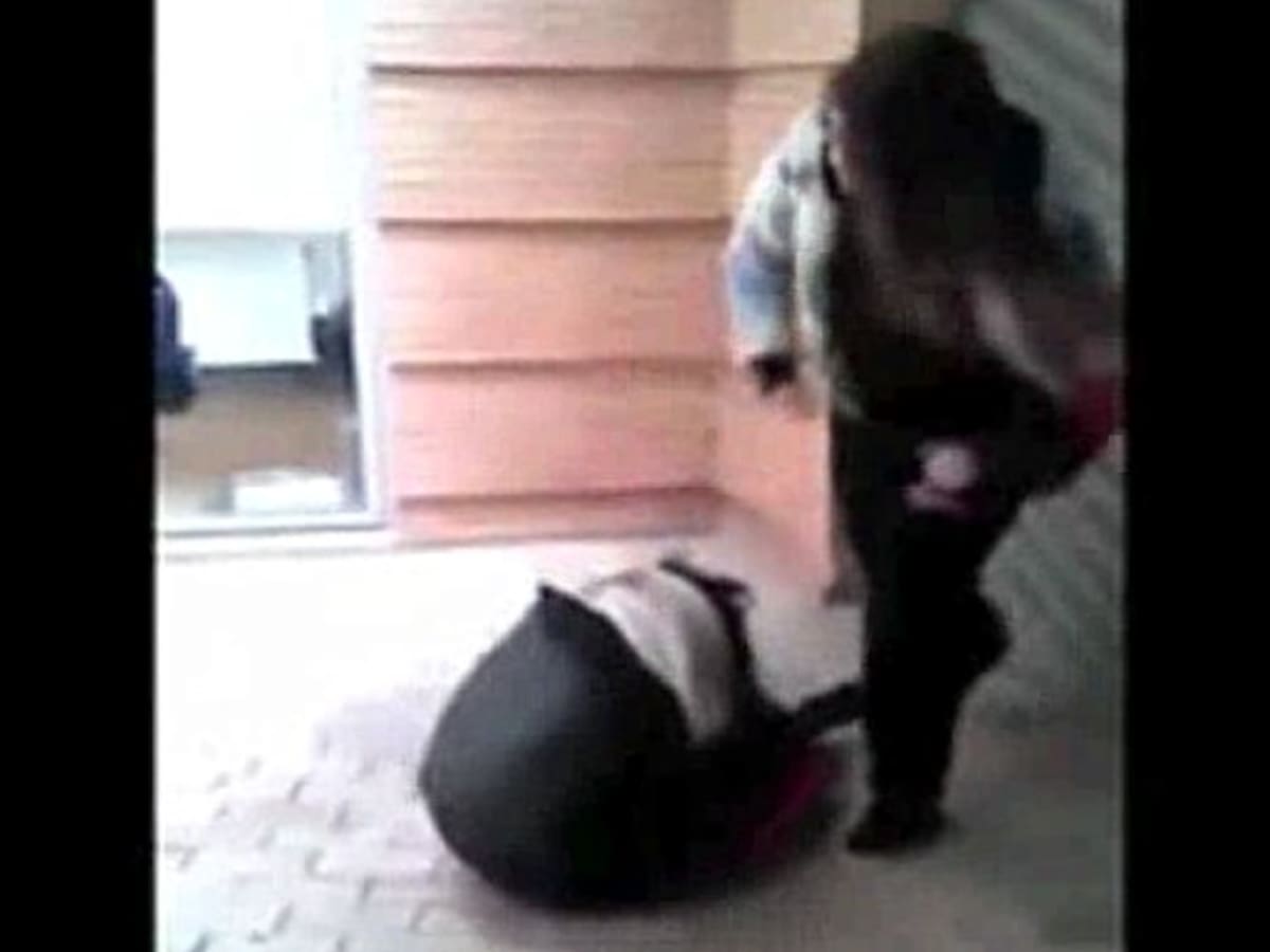 Una nena de 13 anys propina una brutal pallissa a una altra de 15