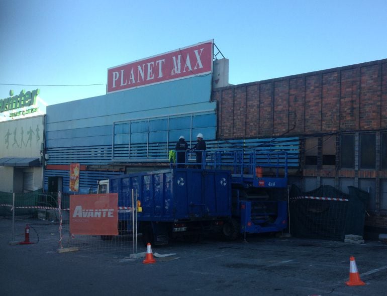 Operararios ya trabajan en las obras del nuevo supermercado ALDI en Segovia