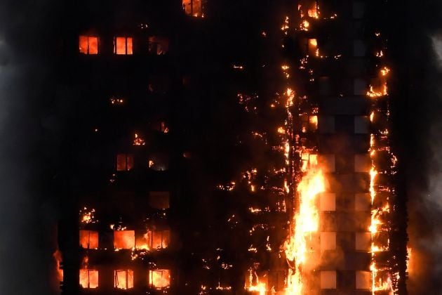 Las llamas afectan a la práctica totalidad del edificio.