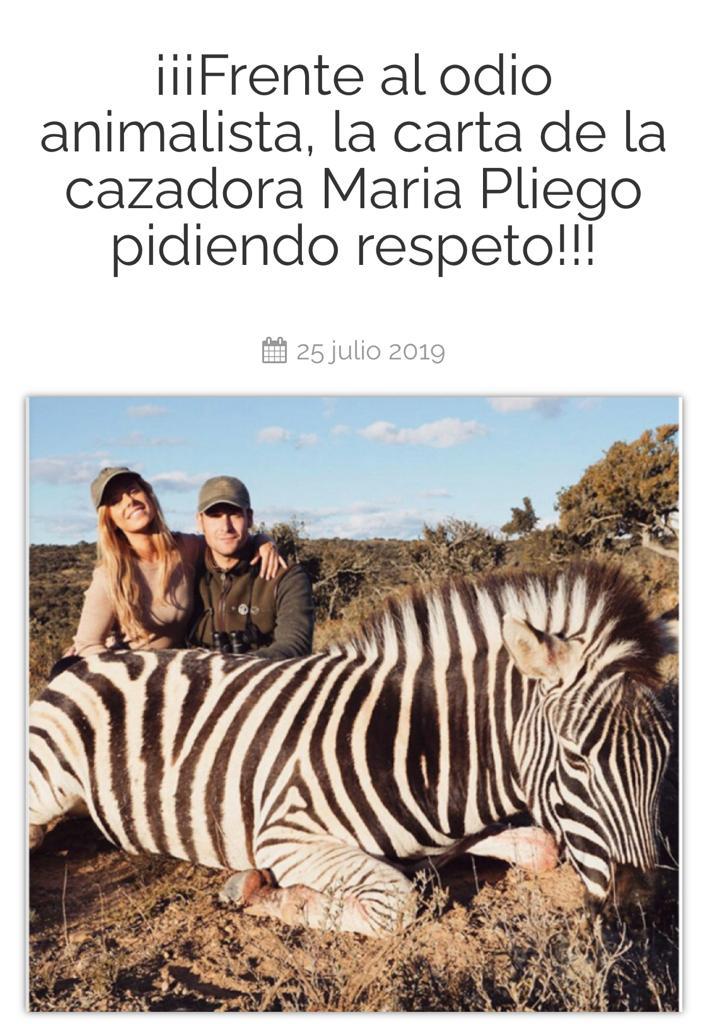 Captura en la que se ve a María José Pliego junto a una cebra abatida en una cacería