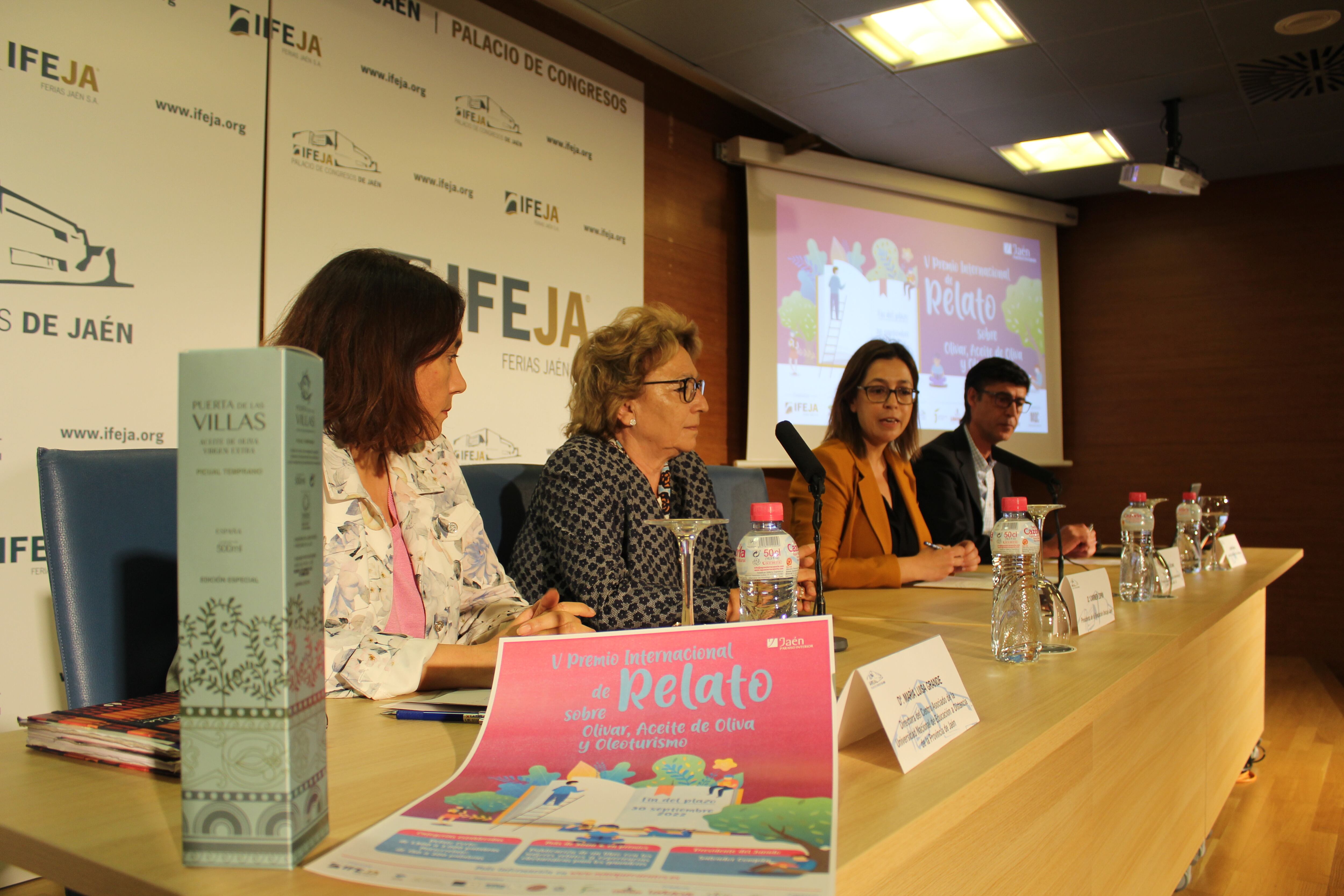 La directora del Centro Asociado de la Universidad Nacional de Educación a Distancia (UNED) de la provincia de Jaén, María Luisa Grande, la presidenta de la Fundación Unicaja Jaén, Carmen Espín,  la presidenta del consejo de administración de Ferias Jaén, África Colomo; y el director de calidad de la IGP Aceite de Jaén, Isidro Gavilán, durante la presentación.