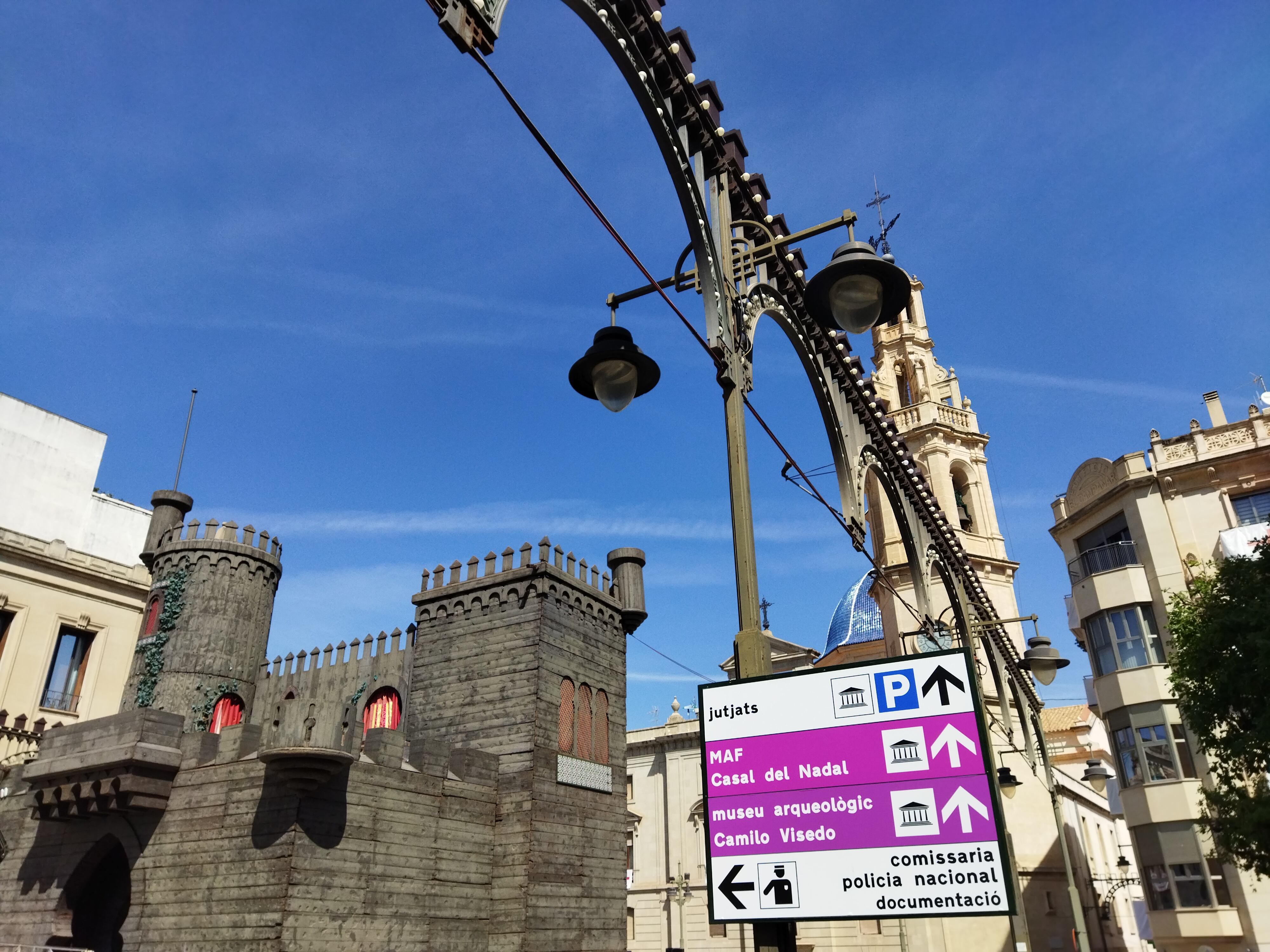 El castillo de Fiestas de Alcoy y la enramada en la plaza de España, en una imagen de abril de 2023.