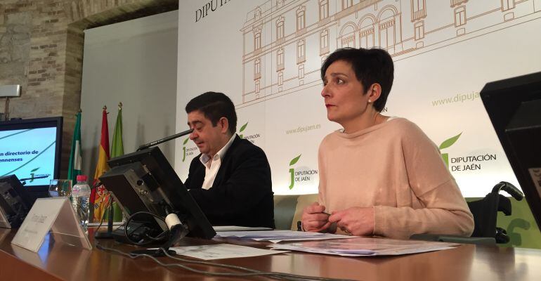 De izquierda a derecha, el Presidente de la Diputación de Jaén, Francisco Reyes, y la presidenta de la Asociación de la Prensa, Fátima Jerez