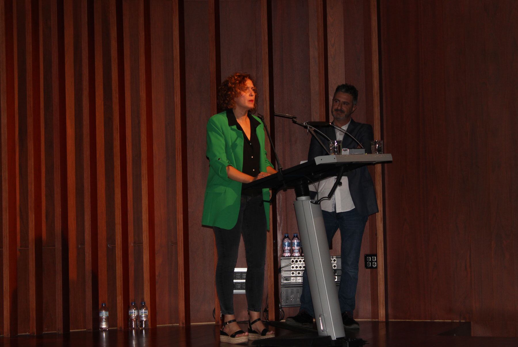Cintia Gandía y Toni Miranda durante la presentación de 'La veu d'un poble'