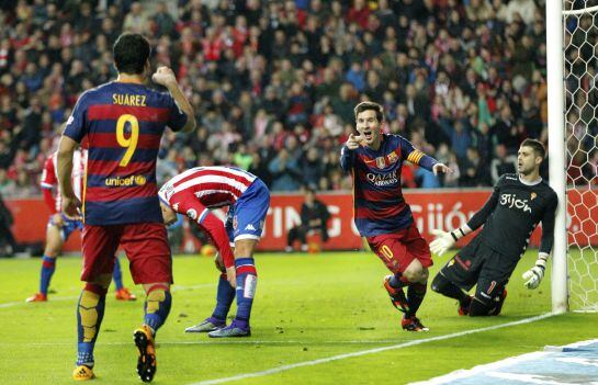 GRA532. GIJÓN, 17/02/2016.- El delantero argentino del FC Barcelona Leo Messi (d) celebra su segundo gol con el uruguayo Luis Suárez (i), durante el partido aplazado de la decimosexta jornada de Liga en Primera División que Sporting de Gijón y FC Barcelon