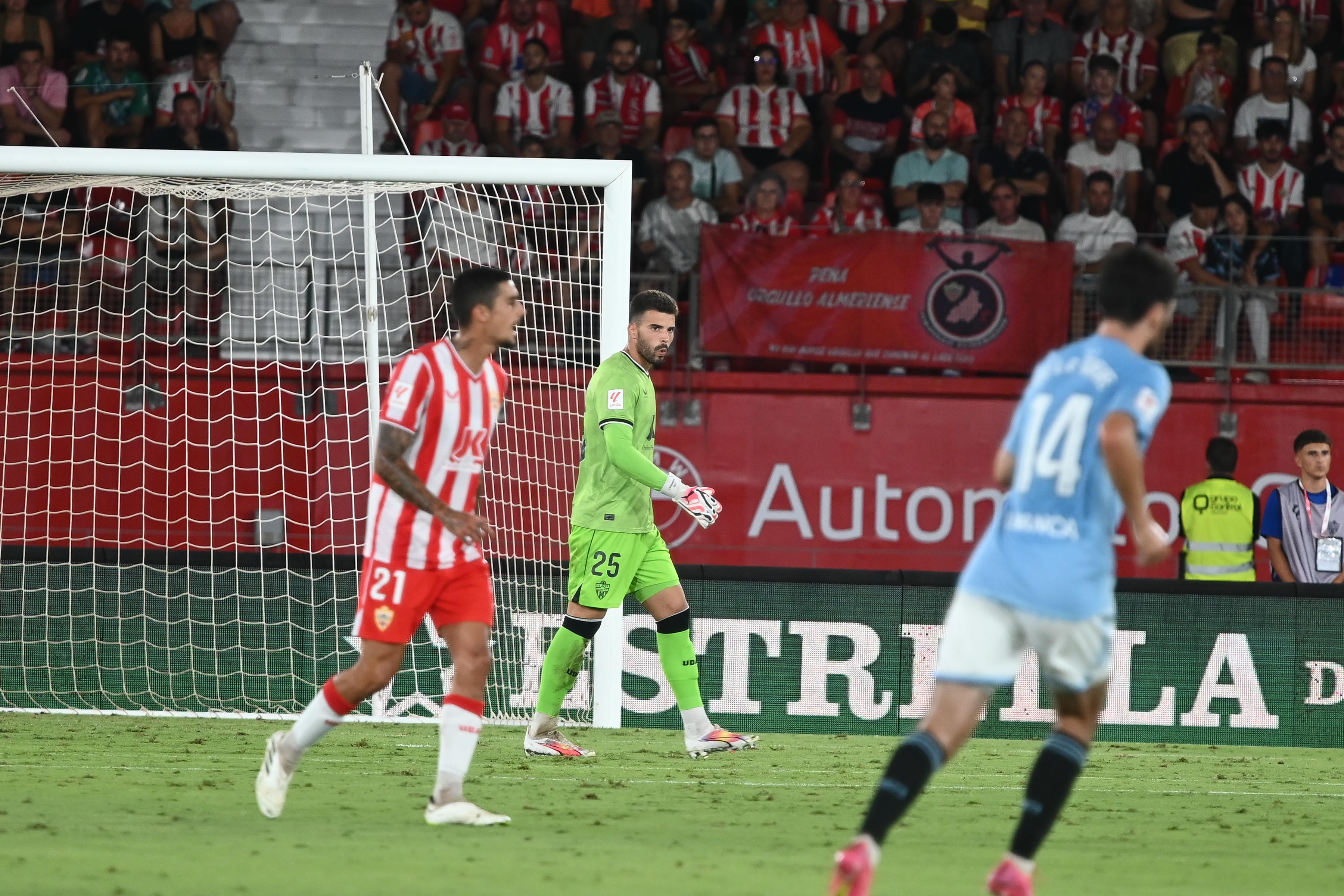 Chumi y Maximiano en el partido ante el Celta en el Estadio Mediterráneo.