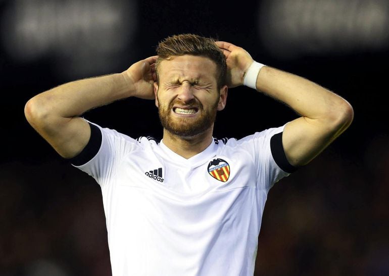 El defensa alemán del Valencia Shkodran Mustafi se lamenta, durante el partido de Liga de Primera División que Valencia CF y UD Las Palmas disputan esta noche en el estadio de Mestalla, en Valencia. EFE- Kai Försterling