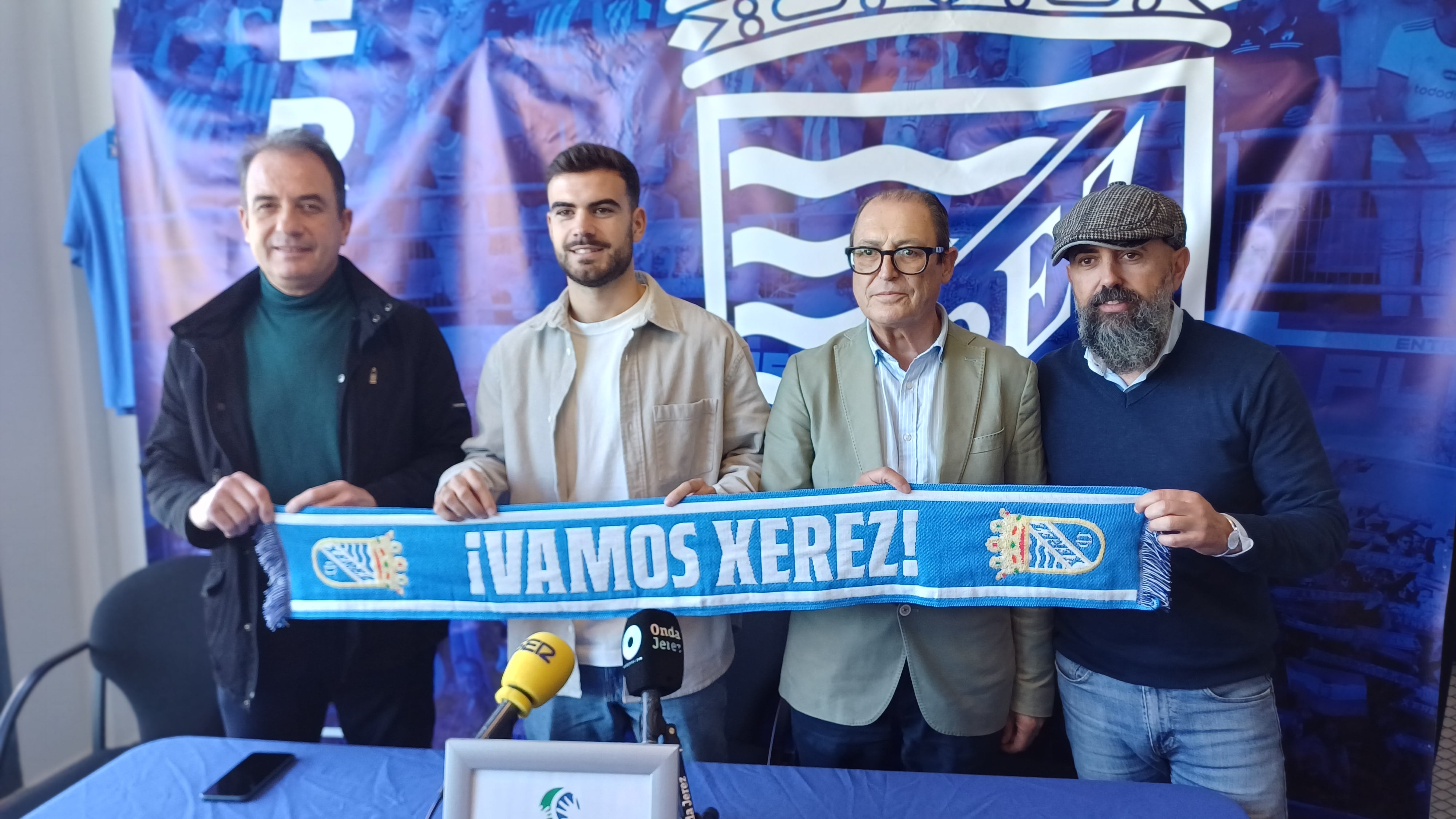 De la Lama durante su presentación como jugador del Xerez CD