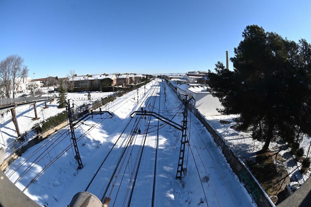 La nieve cubre las vías del tren a su paso por la localidad de Alcalá de Henares, este martes.