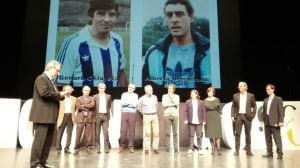 Iñaki Gabilondo, con el once de la Real que ganó la primera Liga y familia de los fallecidos Celayeta y Ormaechea