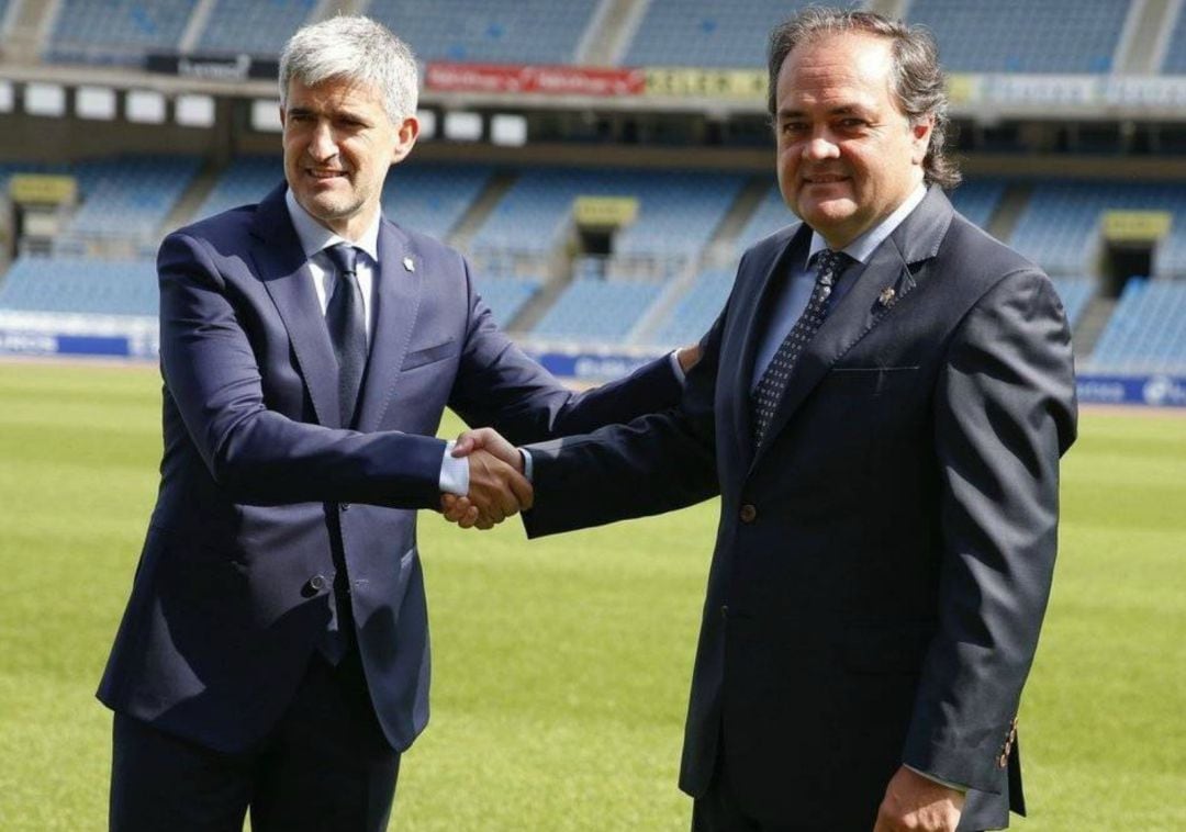 Olabe estrecha la mano de Aperribay el día de su presentación como Director de Fútbol