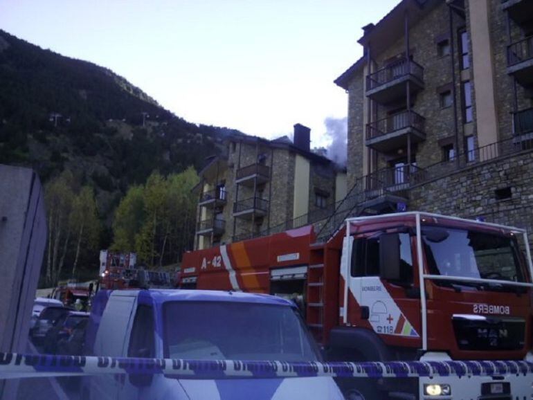 El bloc del fons, encara amb la columna de fum visible, ha estat desallotjat a causa d'un incendi a l'àtic.