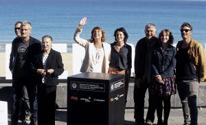 GRA119. SAN SEBASTIÁN (GIPUZKOA), 21/09/2015.- El director, Asier Altuna (2i), posa junto a los actores, Ander Lipus (i), Amparo Badiola (3i), Klara Badiola (4i), Iraia Elias (4d), Kandido Uranga (3d), Nagore Aranburu (2d), y Manu Uranga (d), antes de pre