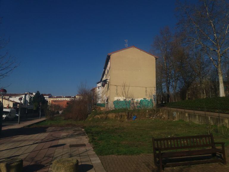 Solar de Los Aránburu donde se proyecta la construcción de dos bloques y ocho adosados