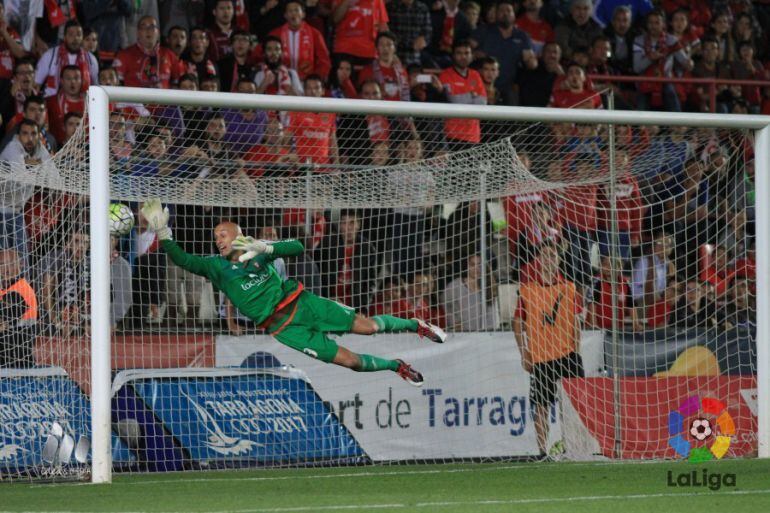 La estirada de Nauzet no pudo impedir el golazo de falta de Naranjo que le dió los tres puntos al Nastic 